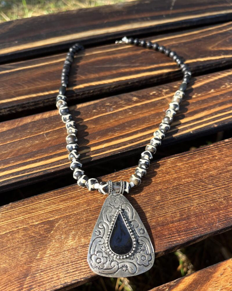 Collar de abalorios negro