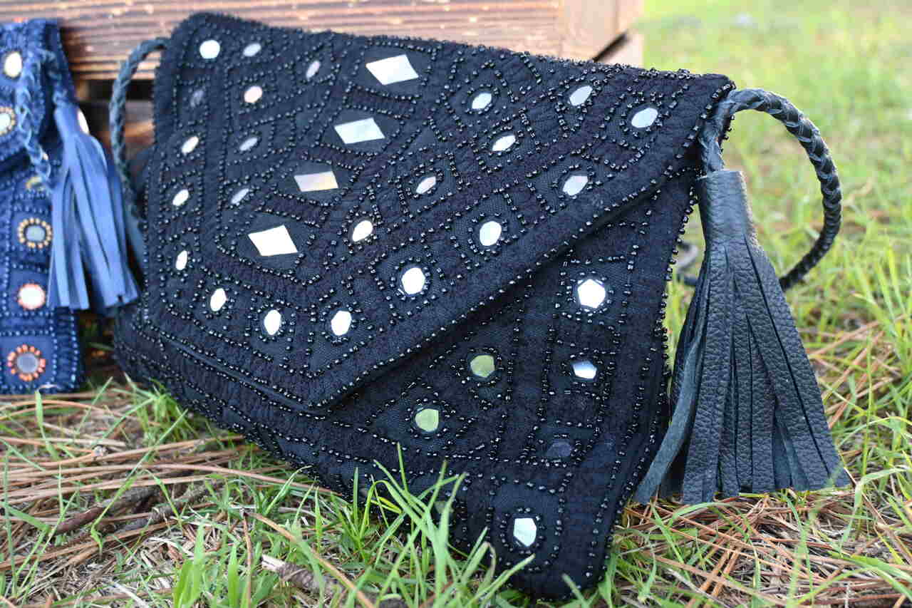 Bolso cartera India negro y plata
