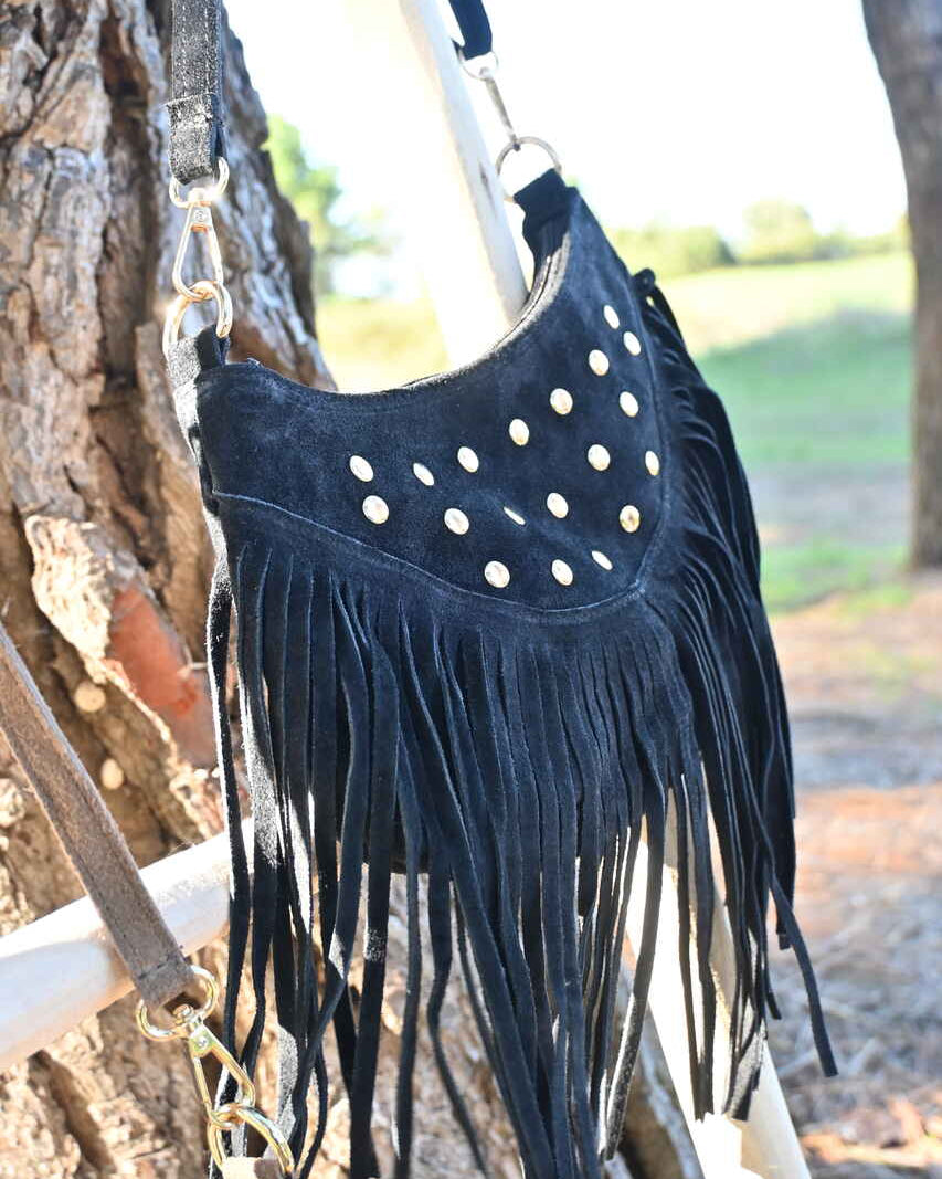Bolso negro flecos y tachas