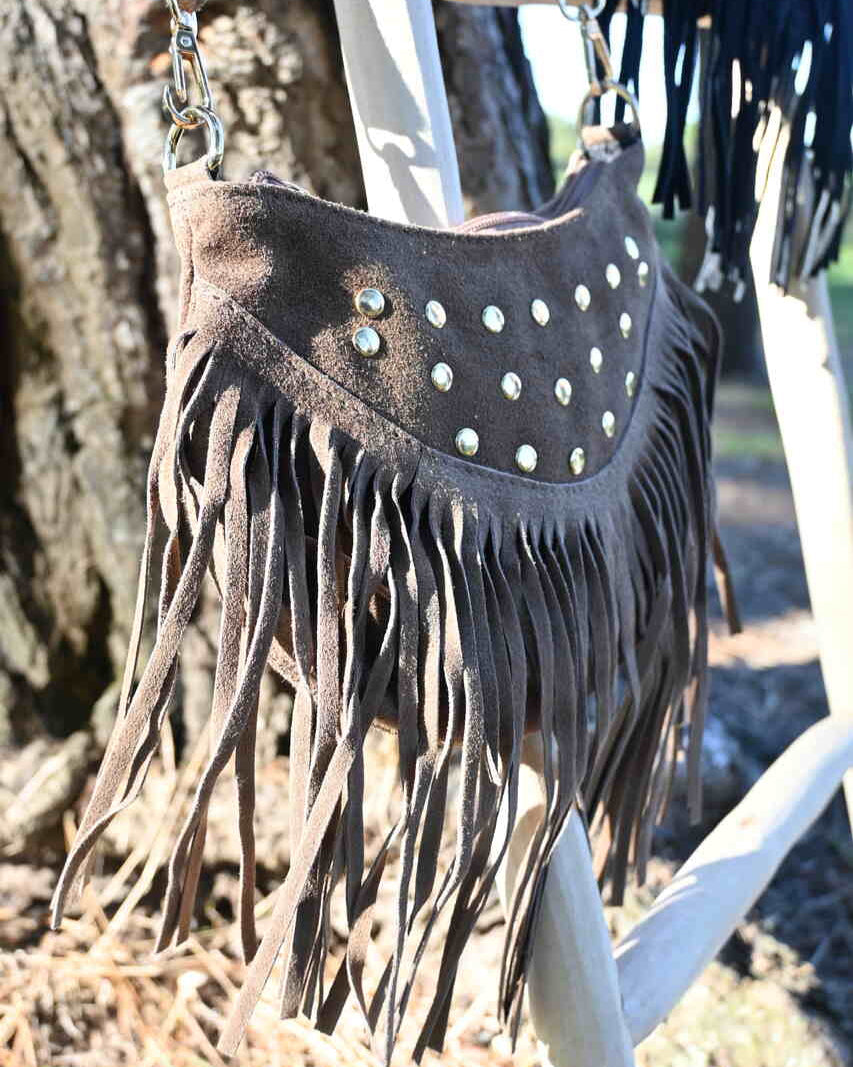 Bolso flecos y tachas