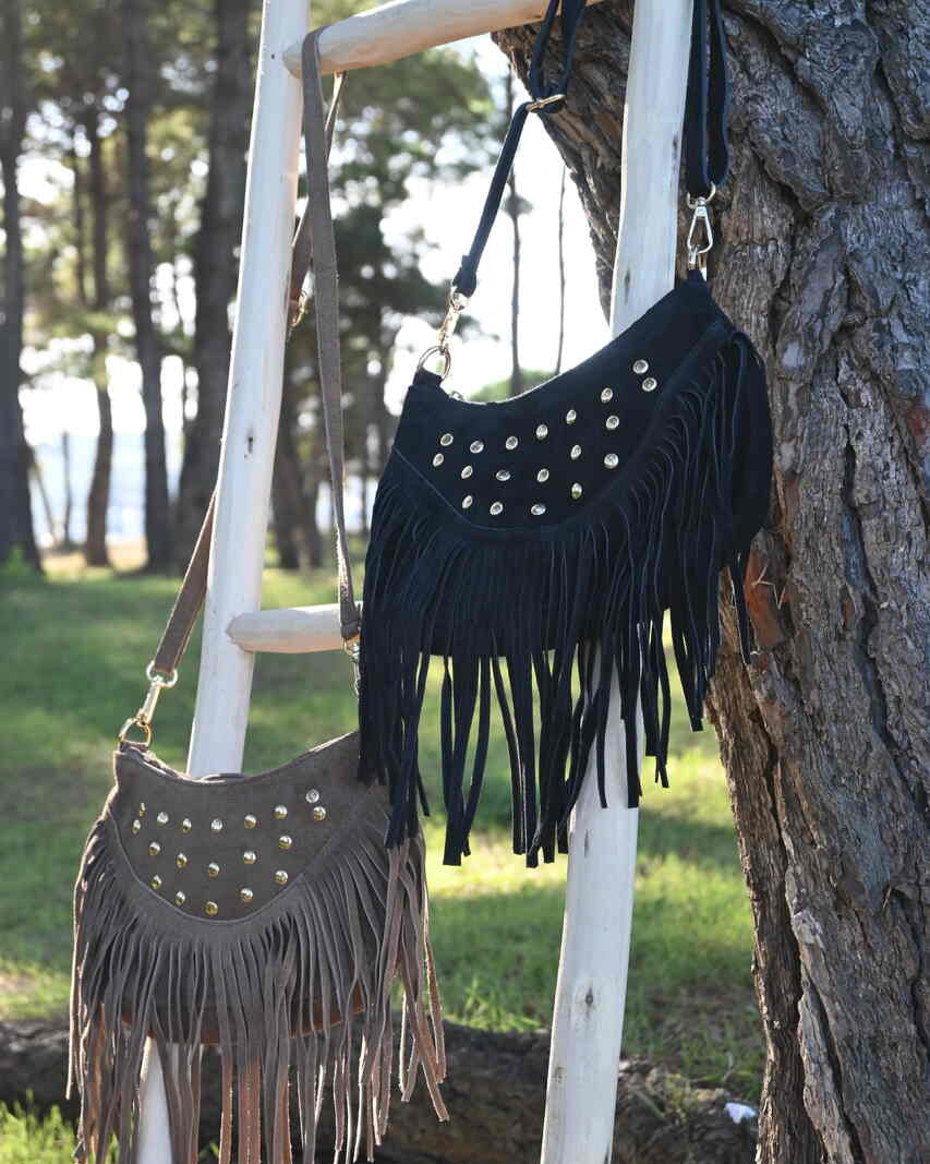 Bolso flecos y tachas