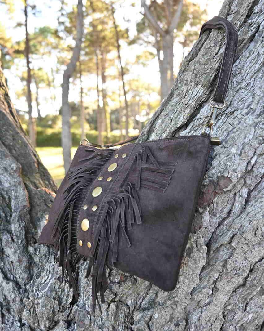Bolso rectangular flecos y tachas chocolate