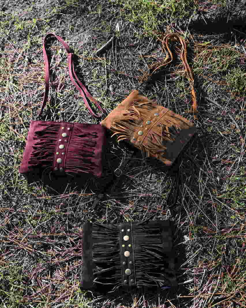 Bolso rectangular flecos y tachas vino