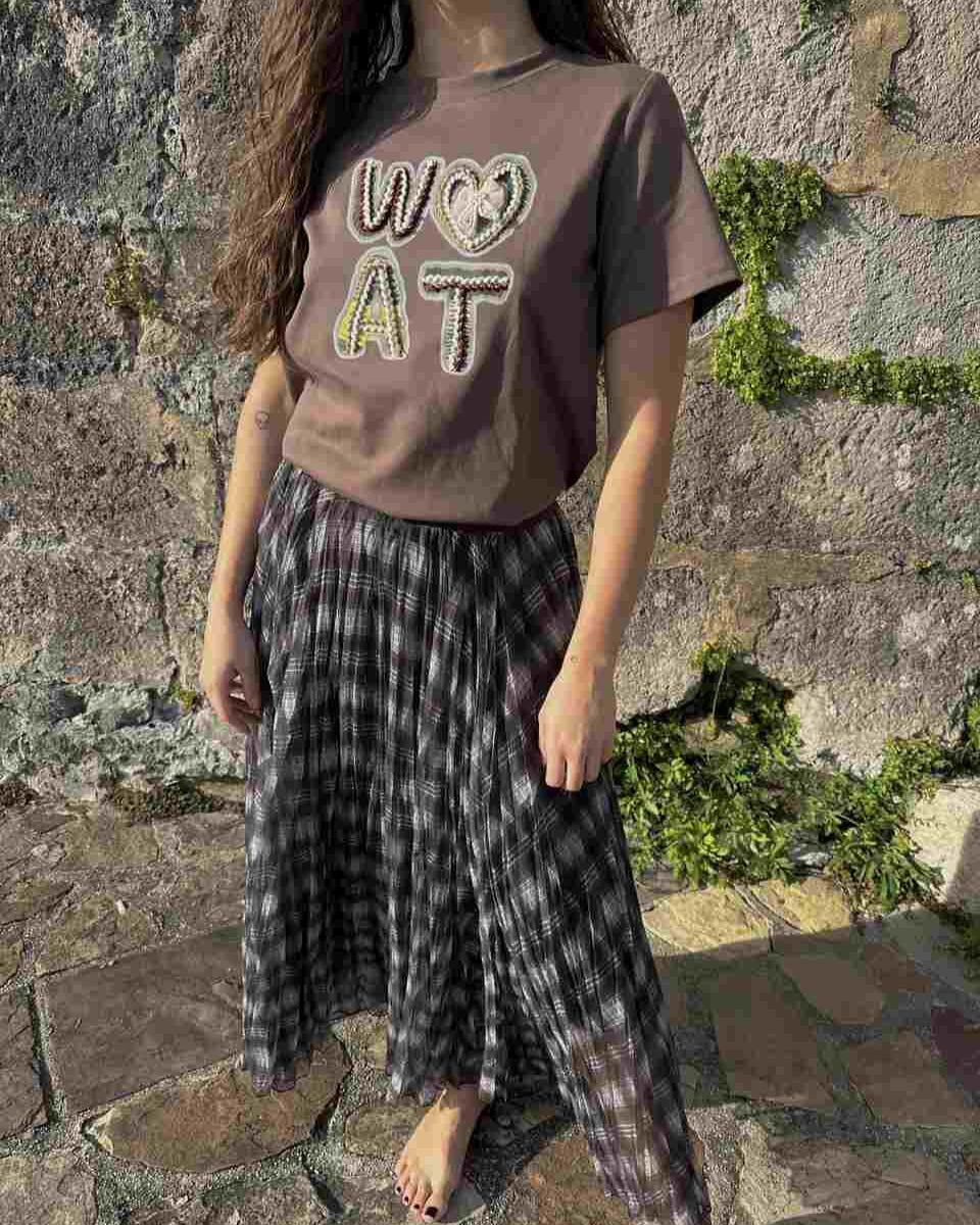Camiseta marrón bordada