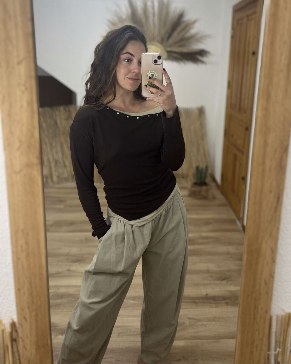 Camiseta chocolate tachas