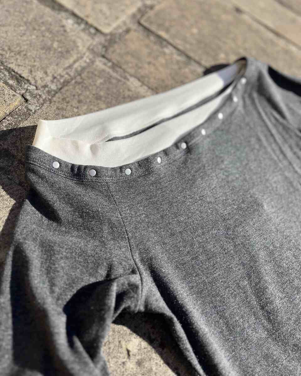 Camiseta gris tachuelas