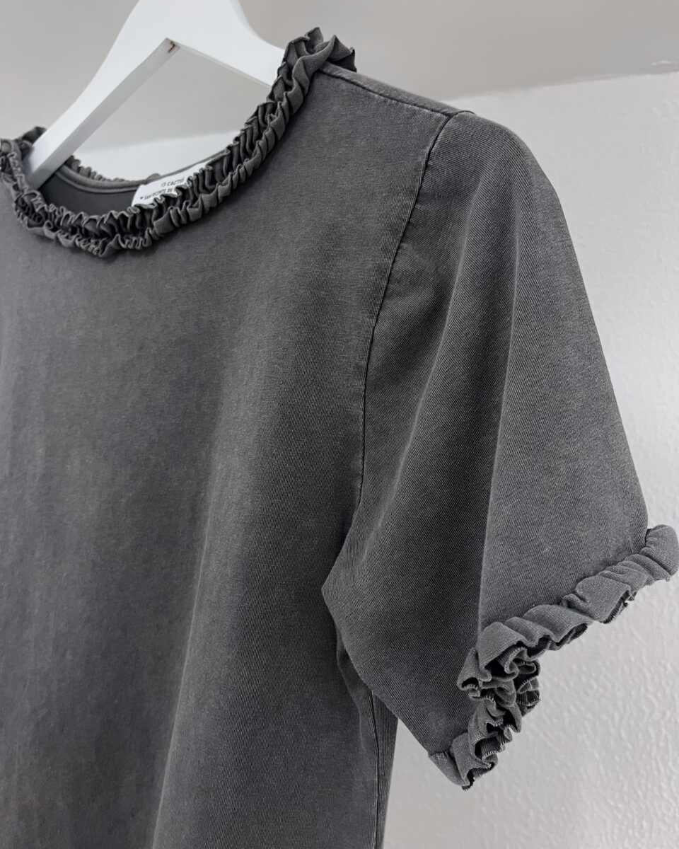 Camiseta volantes gris