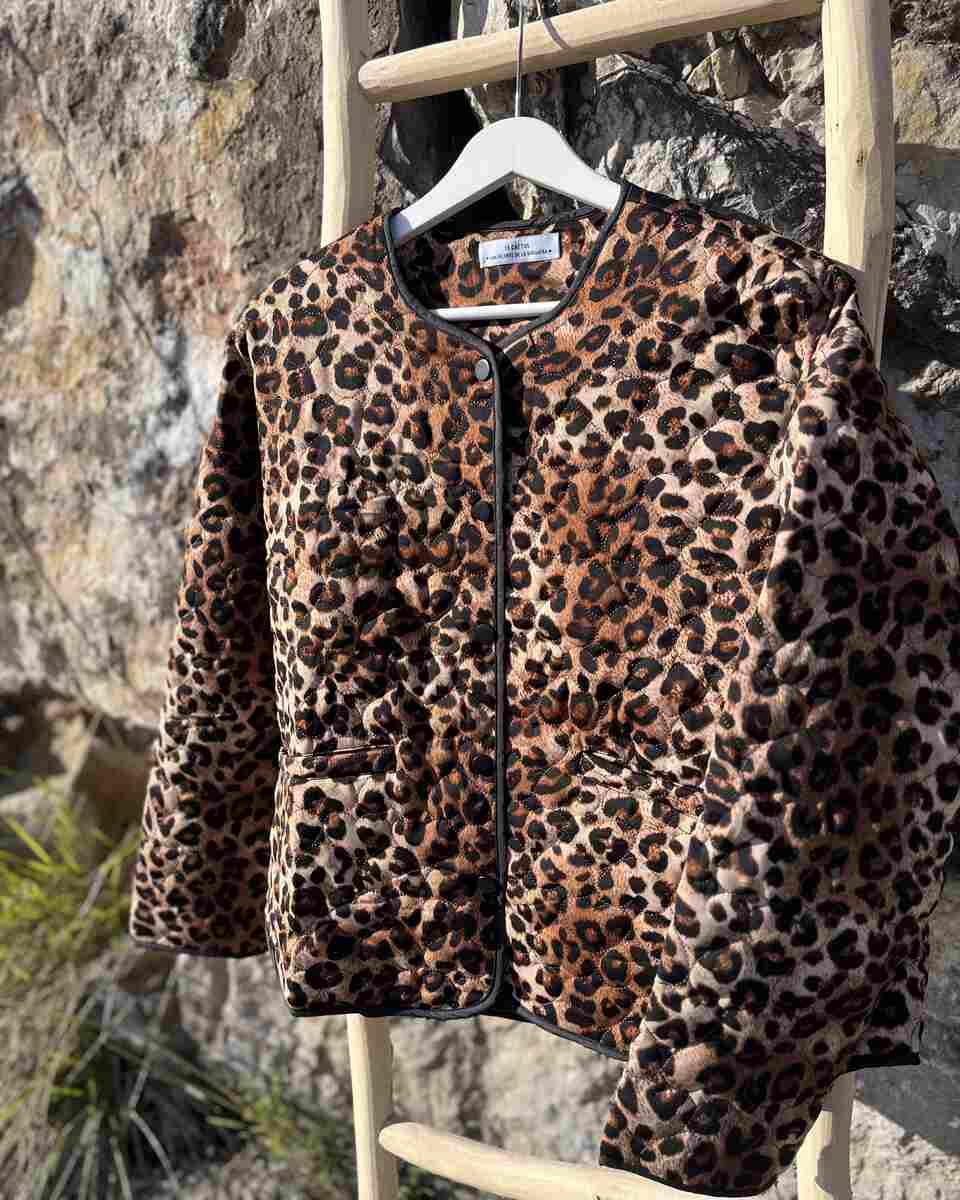 Cazadora leopardo