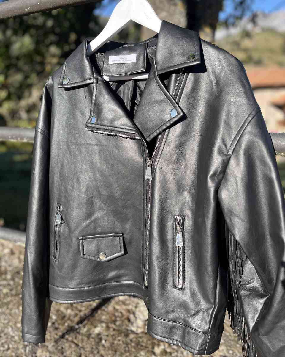 Chaqueta polipiel flecos