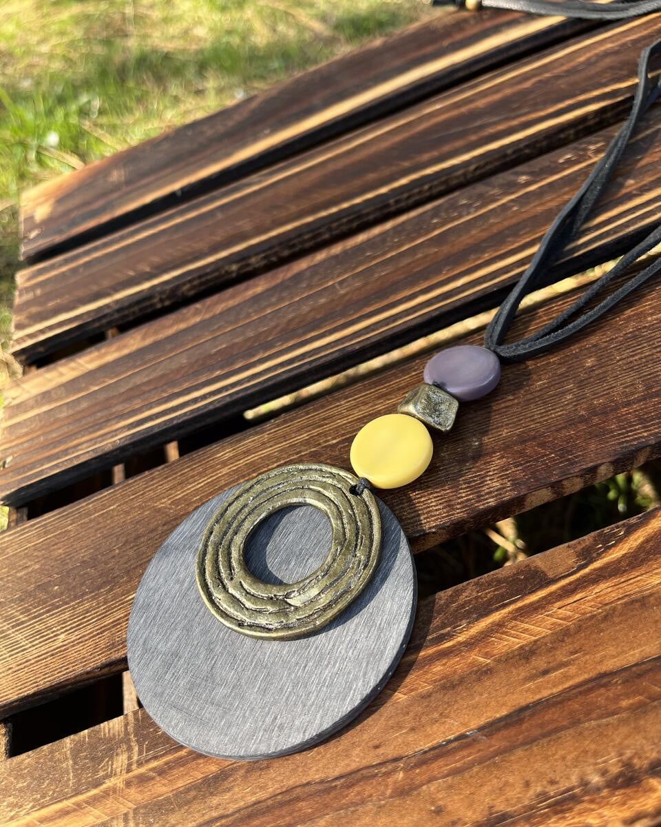 Collar gris y mostaza