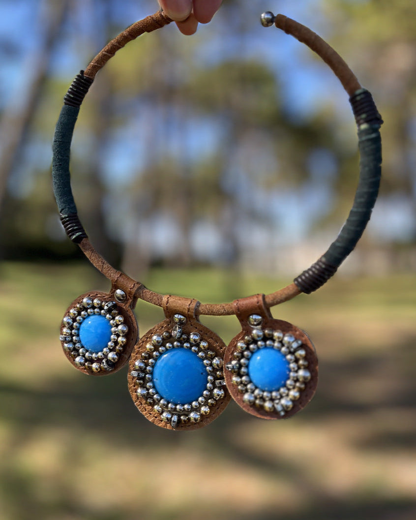 Collar rígido de cuero