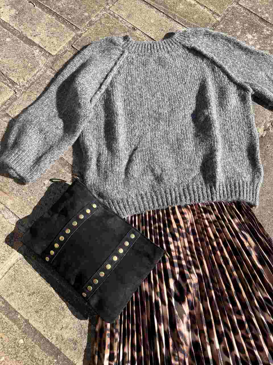 Bolso sobre negro tachuelas