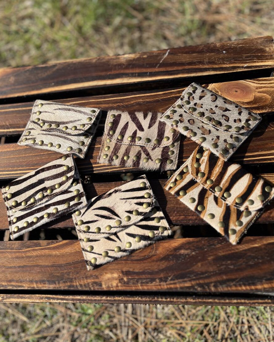 Monedero cuero tachas