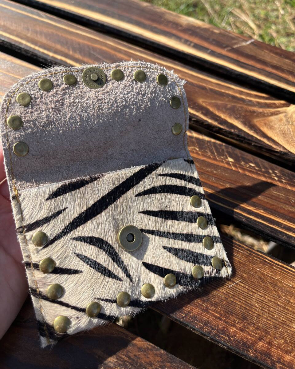 Monedero cuero tachas
