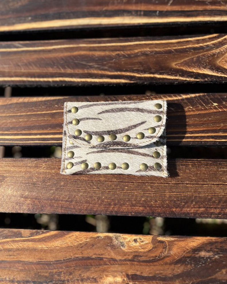 Monedero de cuero tachas cebra beige