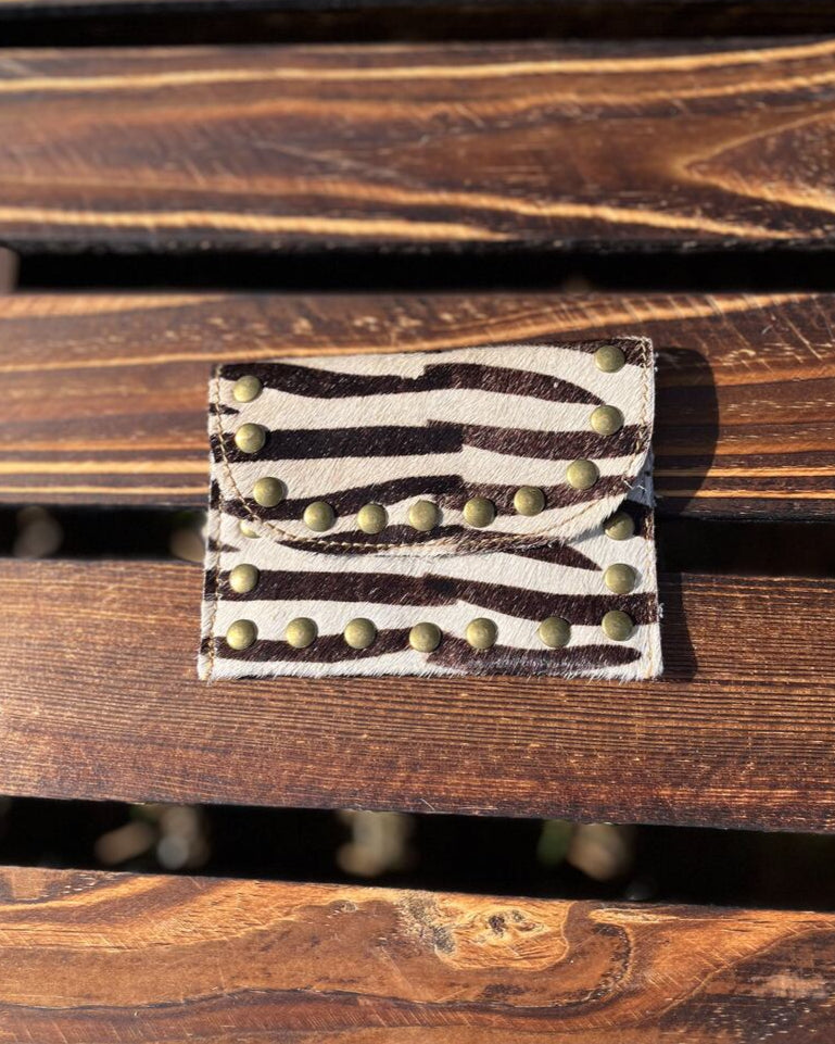 Monedero de cuero tachas cebra chocolate