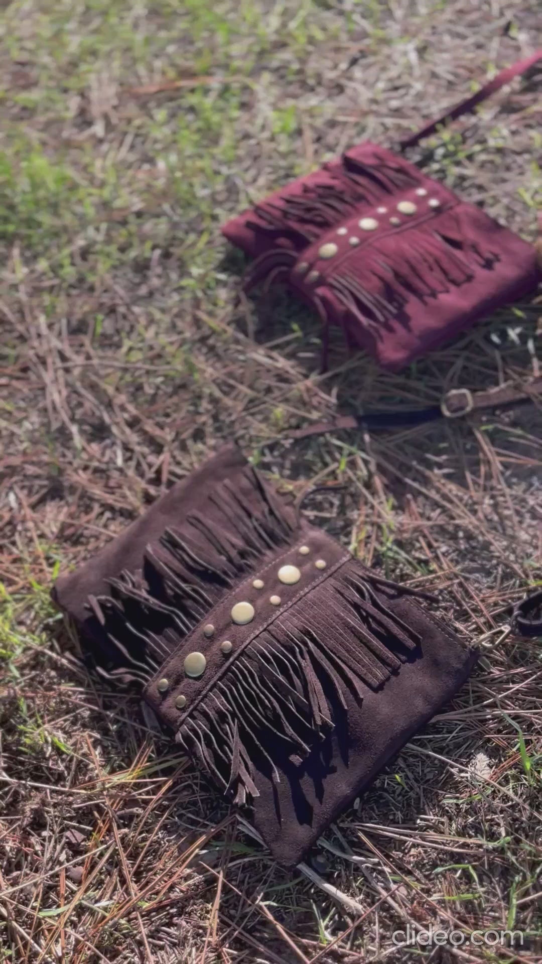 Bolso rectangular flecos y tachas chocolate