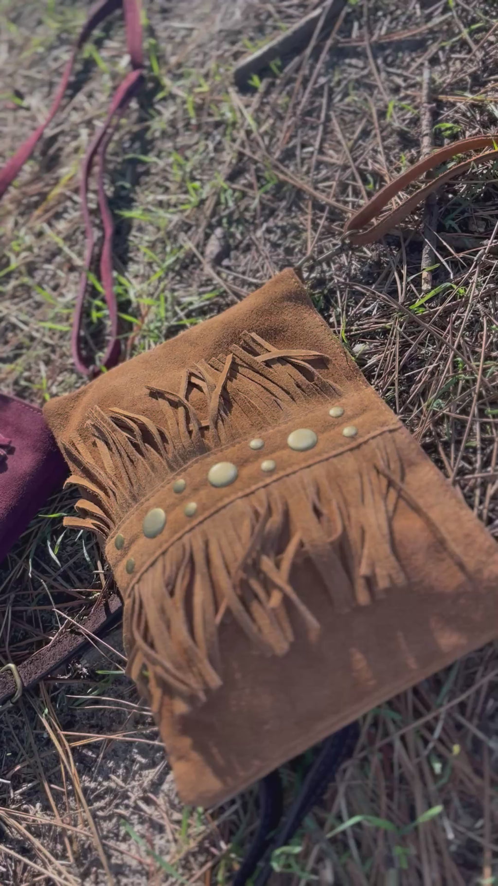Bolso rectangular flecos y tachas camel