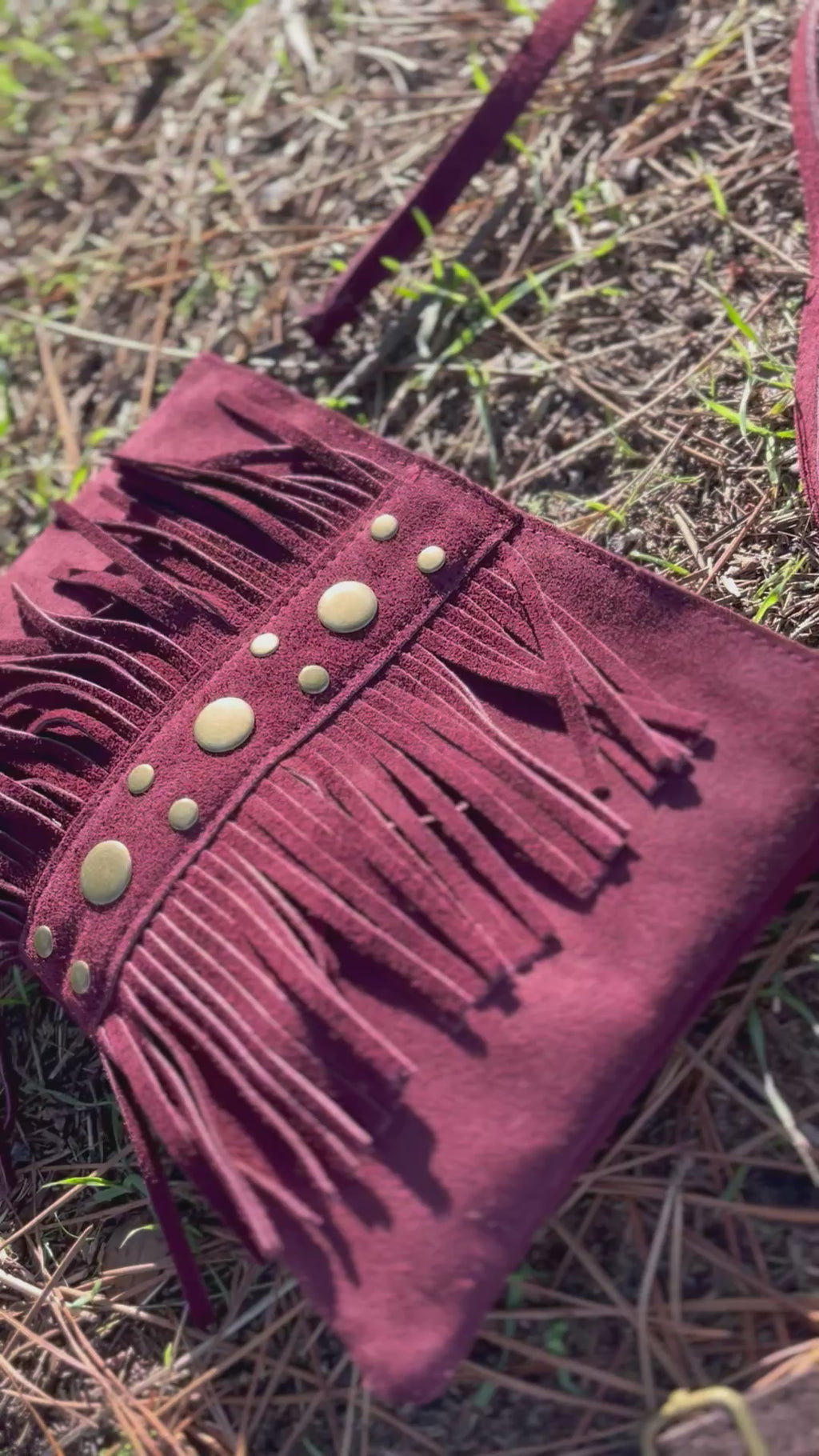 Bolso rectangular flecos y tachas vino