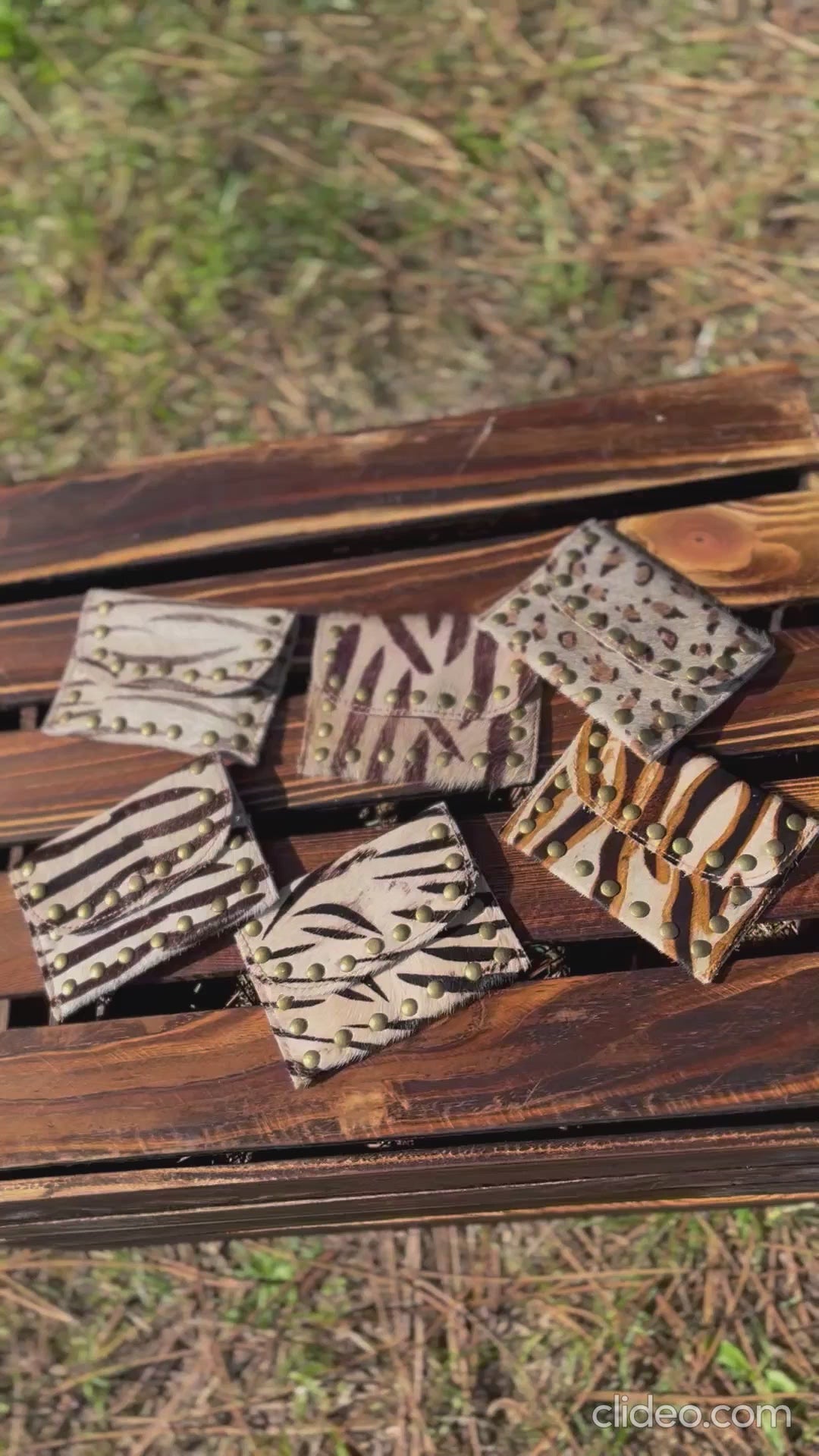 Monedero cuero tachas